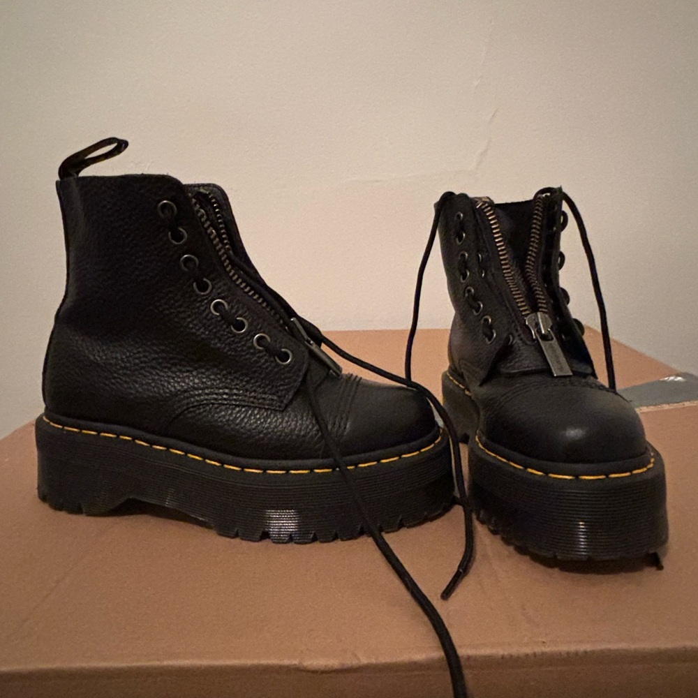 Dr. Martens Sz 6 Like NEW !!